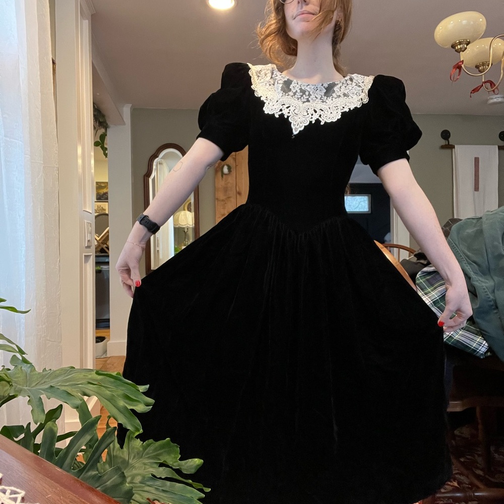 Elegant Black Velvet Dress with Lace Collar